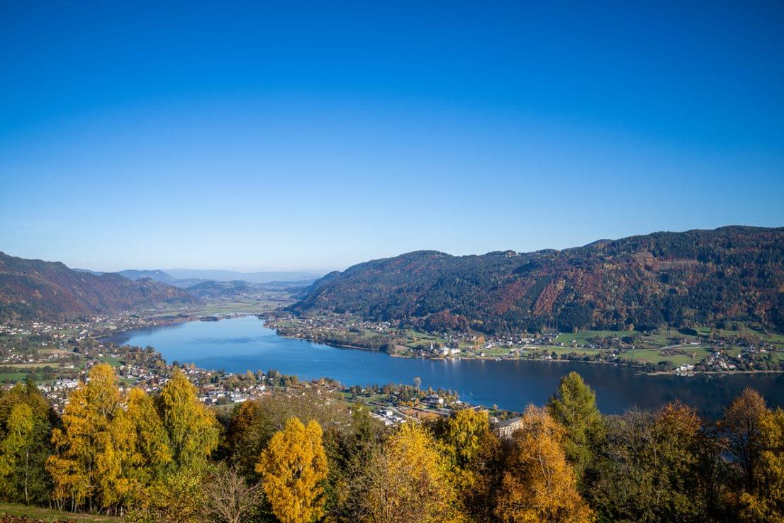 Aussicht auf herbstliche Bäume am Millstätter See mit Bergen in Österreich